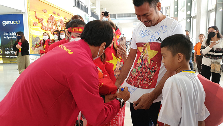 ĐT Việt Nam được chào đón nồng nhiệt tại Lào, Quang Hải ‘mỏi tay’ ký tặng NHM - Ảnh 4