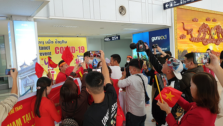 ĐT Việt Nam được chào đón nồng nhiệt tại Lào, Quang Hải ‘mỏi tay’ ký tặng NHM - Ảnh 6