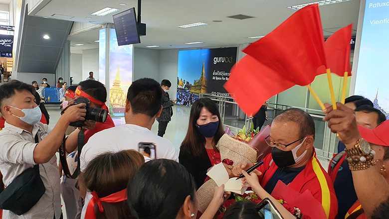 ĐT Việt Nam được chào đón nồng nhiệt tại Lào, Quang Hải ‘mỏi tay’ ký tặng NHM - Ảnh 7