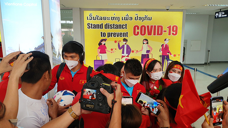 ĐT Việt Nam được chào đón nồng nhiệt tại Lào, Quang Hải ‘mỏi tay’ ký tặng NHM - Ảnh 8