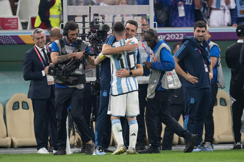 HLV Scaloni nói gì với ĐT Argentina ở buổi tập cuối trước trận chung kết? - Ảnh 1