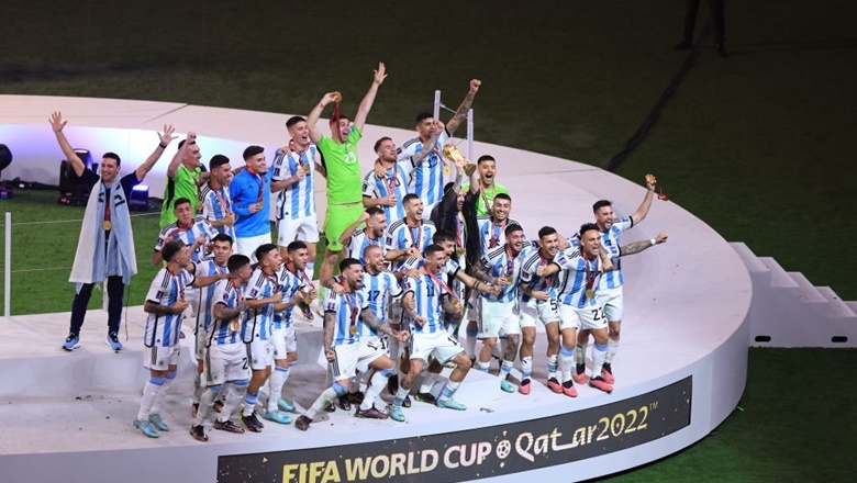 Chùm ảnh Messi cùng dàn sao Argentina nâng cao chức vô địch World Cup 2022 - Ảnh 7