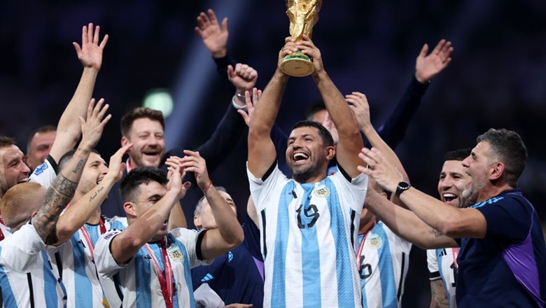 Chùm ảnh Messi cùng dàn sao Argentina nâng cao chức vô địch World Cup 2022 - Ảnh 9
