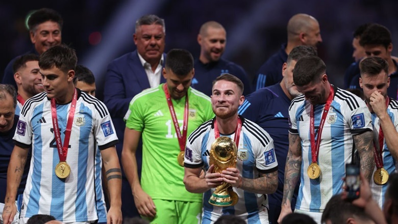 Chùm ảnh Messi cùng dàn sao Argentina nâng cao chức vô địch World Cup 2022 - Ảnh 10