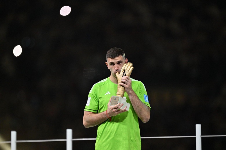 Emiliano Martinez giành ‘Găng vàng’ cho Thủ môn xuất sắc nhất World Cup 2022 - Ảnh 2