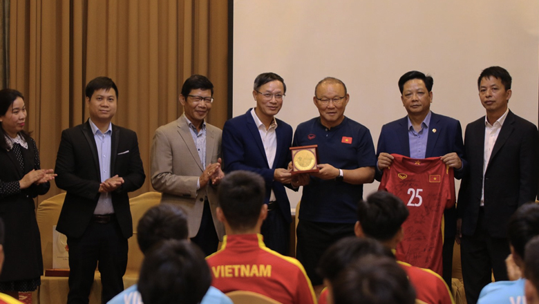 Lãnh đạo Đại sứ quán Việt Nam tại Lào gặp gỡ và động viên ĐTQG Việt Nam - Ảnh 3