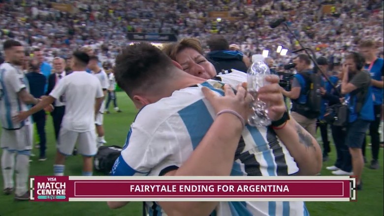 Mẹ Messi mắt đỏ hoe, hạnh phúc ôm chặt con trai sau trận chung kết World Cup 2022 - Ảnh 1