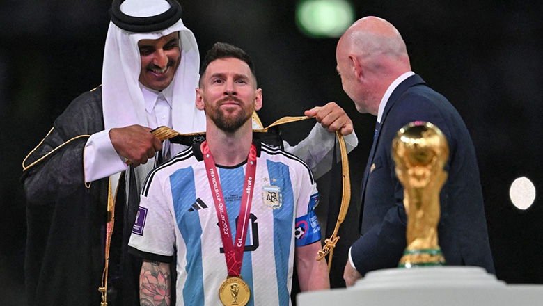 Messi được Quốc vương Qatar ban áo choàng khi nâng cúp vô địch World Cup 2022 - Ảnh 1