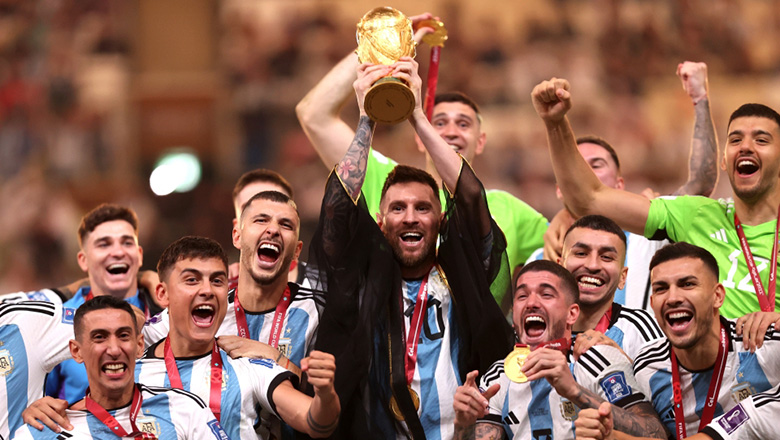 Messi được Quốc vương Qatar ban áo choàng khi nâng cúp vô địch World Cup 2022 - Ảnh 2