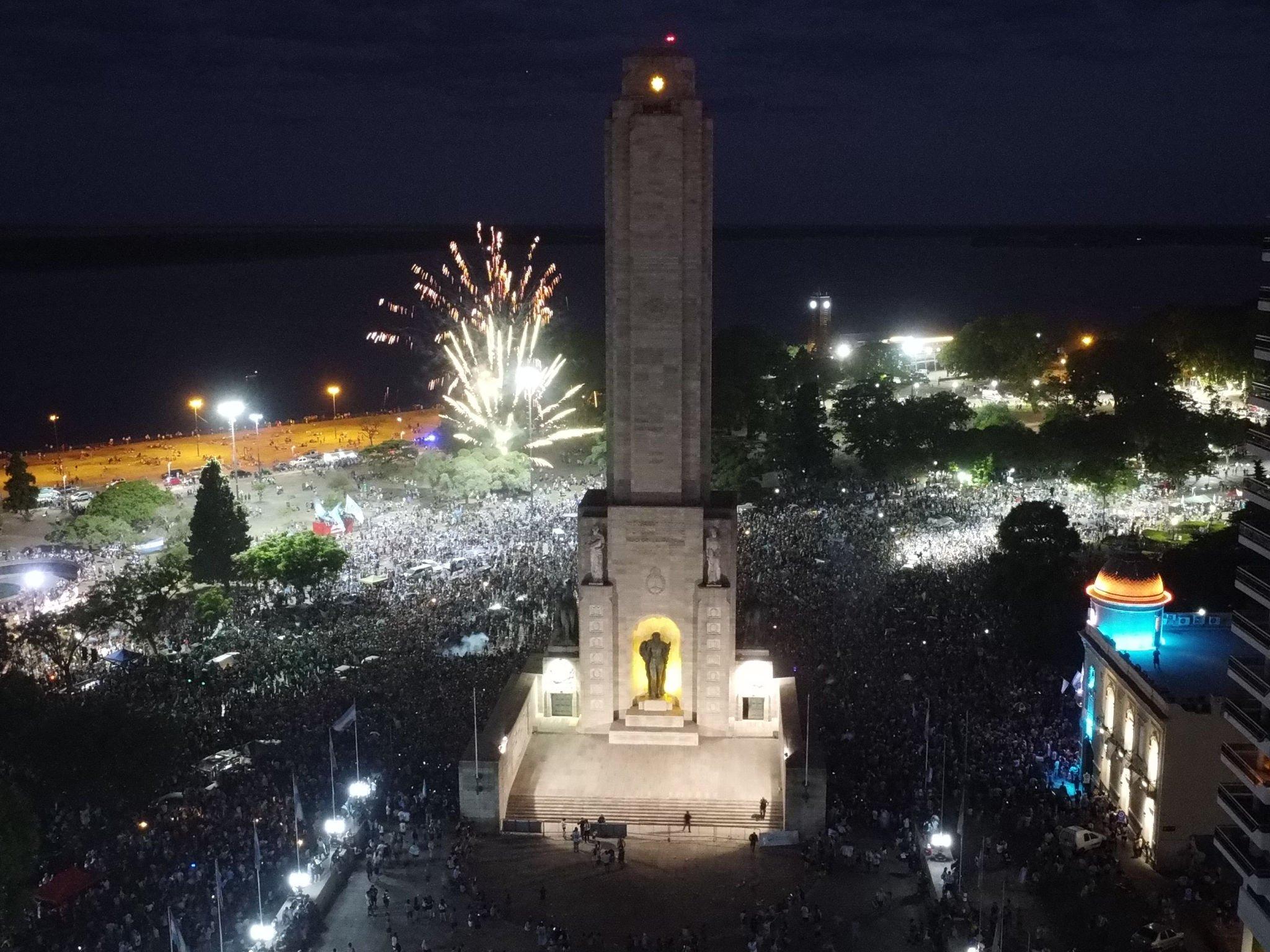 Người dân Argentina 'điên cuồng' ăn mừng chức vô địch World Cup đầu tiên sau 36 năm - Ảnh 2