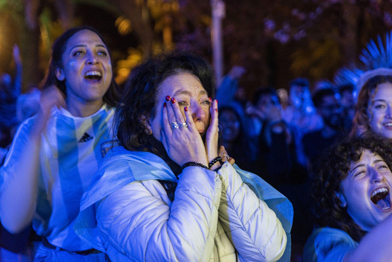 Người dân Argentina 'điên cuồng' ăn mừng chức vô địch World Cup đầu tiên sau 36 năm - Ảnh 4