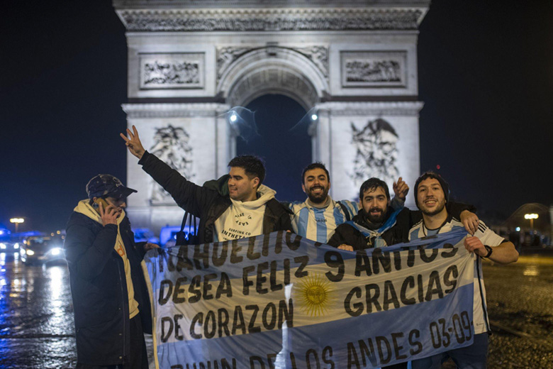 Người dân Argentina 'điên cuồng' ăn mừng chức vô địch World Cup đầu tiên sau 36 năm - Ảnh 5