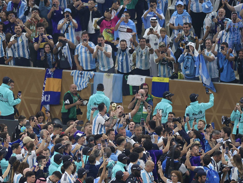Người dân Argentina 'điên cuồng' ăn mừng chức vô địch World Cup đầu tiên sau 36 năm - Ảnh 6