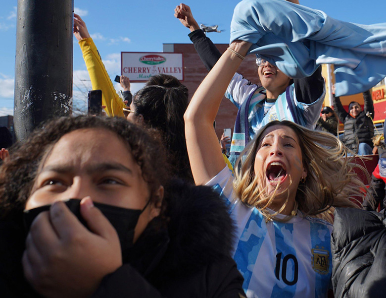 Người dân Argentina 'điên cuồng' ăn mừng chức vô địch World Cup đầu tiên sau 36 năm - Ảnh 7