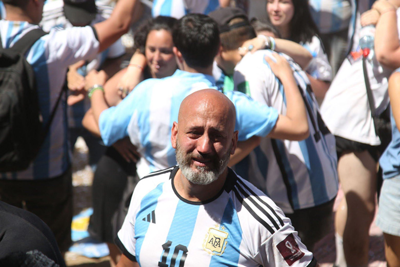 Người dân Argentina 'điên cuồng' ăn mừng chức vô địch World Cup đầu tiên sau 36 năm - Ảnh 10