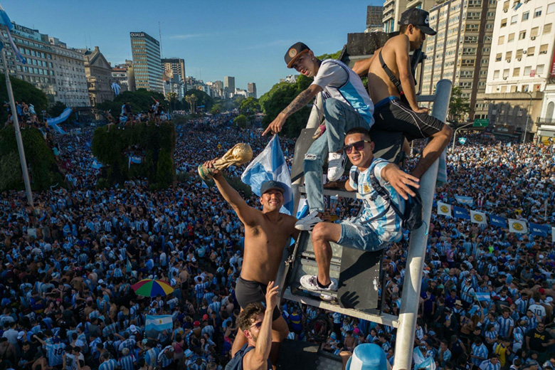 Người dân Argentina 'điên cuồng' ăn mừng chức vô địch World Cup đầu tiên sau 36 năm - Ảnh 12