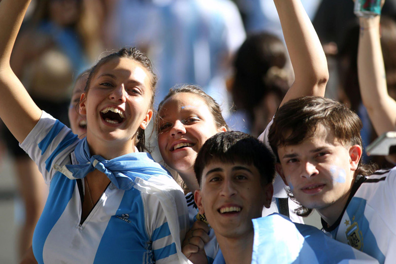 Người dân Argentina 'điên cuồng' ăn mừng chức vô địch World Cup đầu tiên sau 36 năm - Ảnh 13