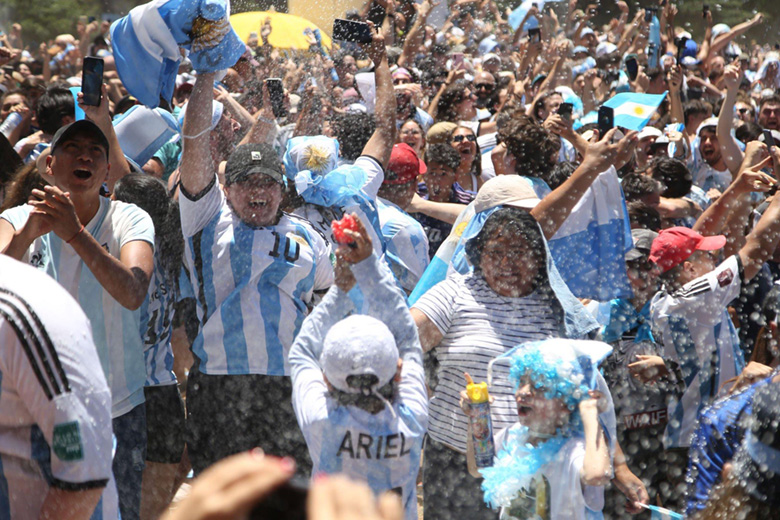 Người dân Argentina 'điên cuồng' ăn mừng chức vô địch World Cup đầu tiên sau 36 năm - Ảnh 15