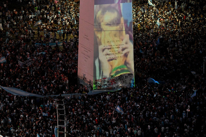 Người dân Argentina 'điên cuồng' ăn mừng chức vô địch World Cup đầu tiên sau 36 năm - Ảnh 16