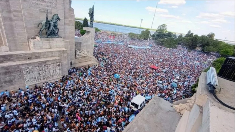 Người dân Argentina 'điên cuồng' ăn mừng chức vô địch World Cup đầu tiên sau 36 năm - Ảnh 17