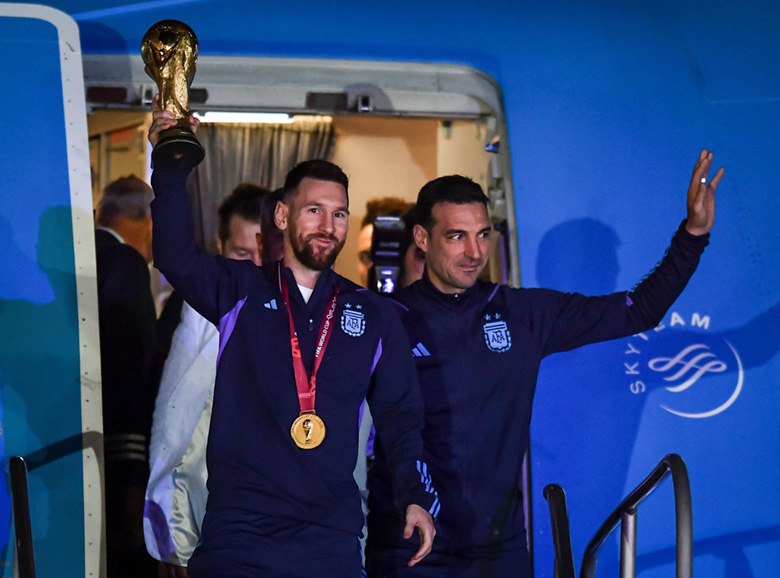 Hàng triệu người Argentina chào đón Messi trở về cùng chiếc cúp vàng World Cup - Ảnh 1