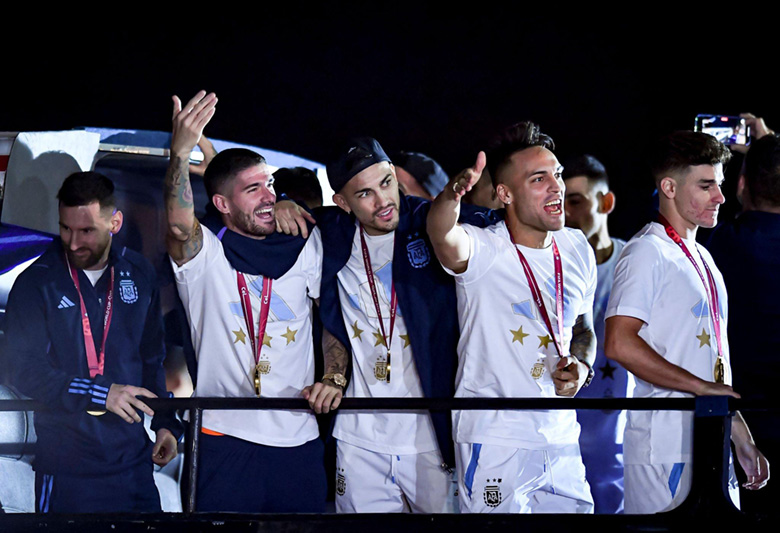 Hàng triệu người Argentina chào đón Messi trở về cùng chiếc cúp vàng World Cup - Ảnh 2