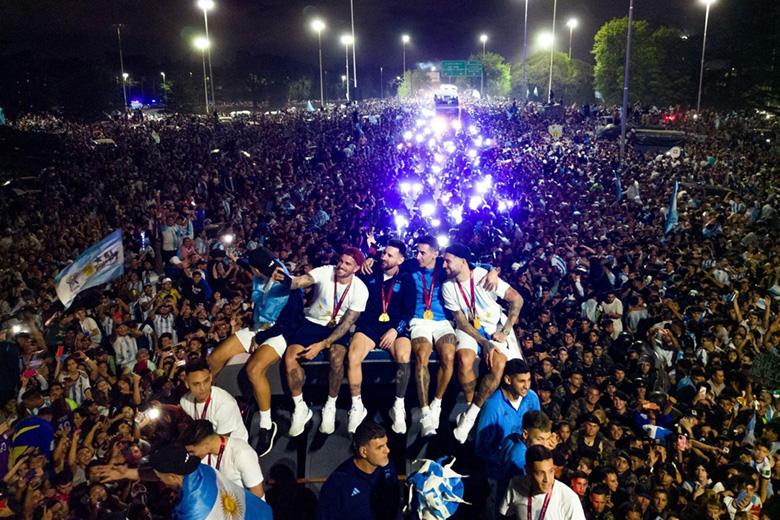 Hàng triệu người Argentina chào đón Messi trở về cùng chiếc cúp vàng World Cup - Ảnh 3