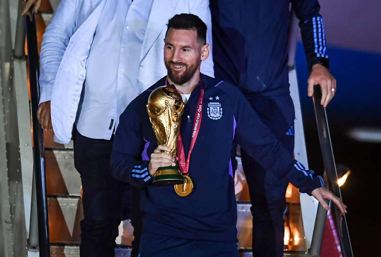 Hàng triệu người Argentina chào đón Messi trở về cùng chiếc cúp vàng World Cup - Ảnh 4