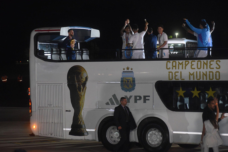 Hàng triệu người Argentina chào đón Messi trở về cùng chiếc cúp vàng World Cup - Ảnh 5