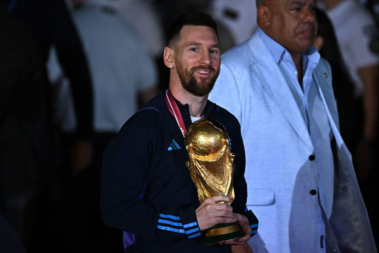Hàng triệu người Argentina chào đón Messi trở về cùng chiếc cúp vàng World Cup - Ảnh 6