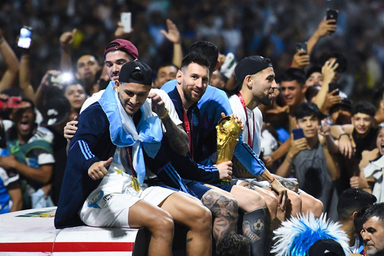 Hàng triệu người Argentina chào đón Messi trở về cùng chiếc cúp vàng World Cup - Ảnh 8