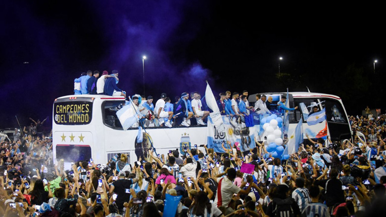 Hàng triệu người Argentina chào đón Messi trở về cùng chiếc cúp vàng World Cup - Ảnh 9