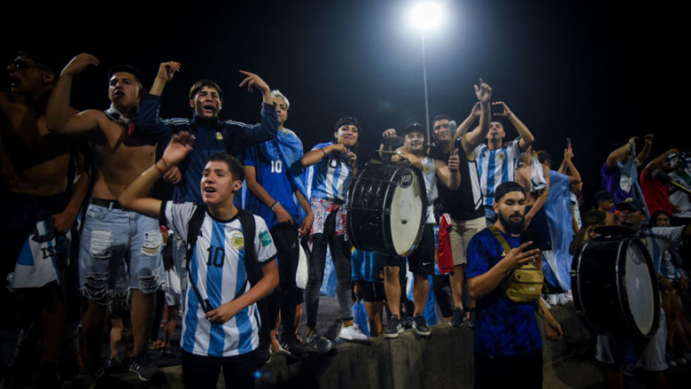 Hàng triệu người Argentina chào đón Messi trở về cùng chiếc cúp vàng World Cup - Ảnh 10
