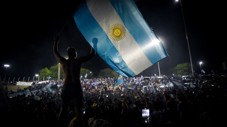 Hàng triệu người Argentina chào đón Messi trở về cùng chiếc cúp vàng World Cup - Ảnh 11