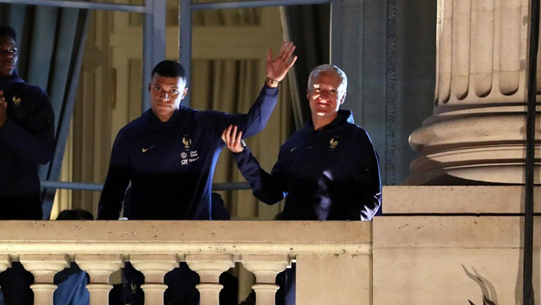 Mbappe thất thần rời World Cup về nước, CĐV Pháp vẫn chào đón như người hùng - Ảnh 2