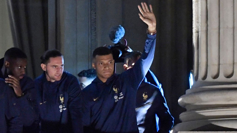 Mbappe thất thần rời World Cup về nước, CĐV Pháp vẫn chào đón như người hùng - Ảnh 11