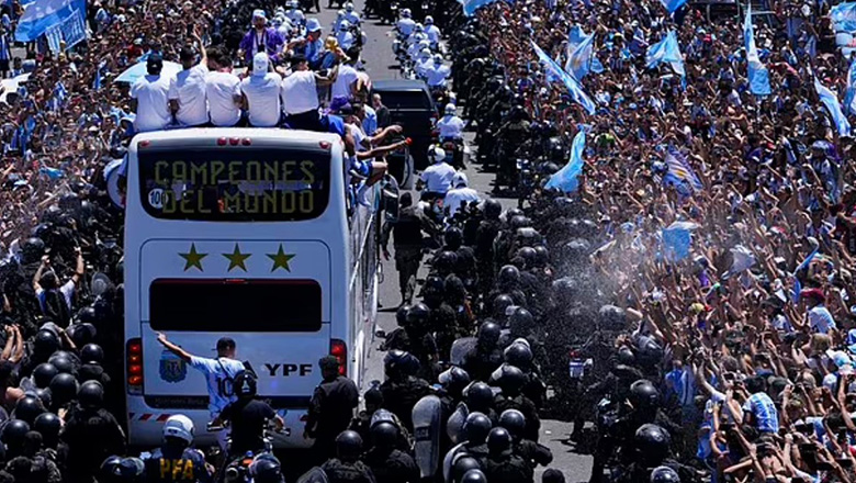 ĐT Argentina được trực thăng 'giải cứu' giữa biển người hâm mộ - Ảnh 4