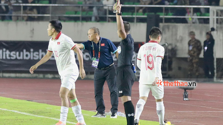 Quang Hải chấn thương, rời sân ngay từ hiệp 1 trận đấu với Lào - Ảnh 1