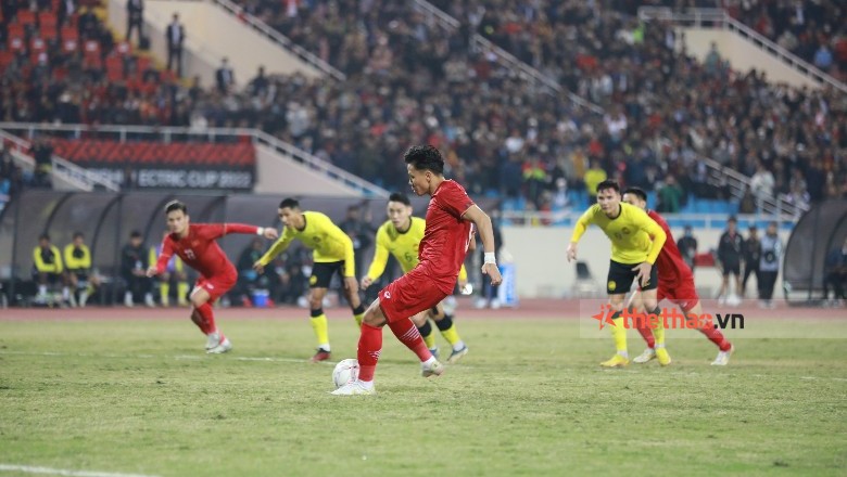Tại sao hậu vệ Malaysia bị đuổi, ĐT Việt Nam được hưởng phạt đền? - Ảnh 2