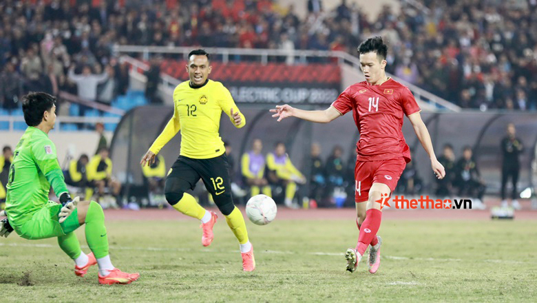 TRỰC TIẾP Việt Nam 3-0 Malaysia: Quang Hải kiến tạo cho Hoàng Đức ghi bàn - Ảnh 6