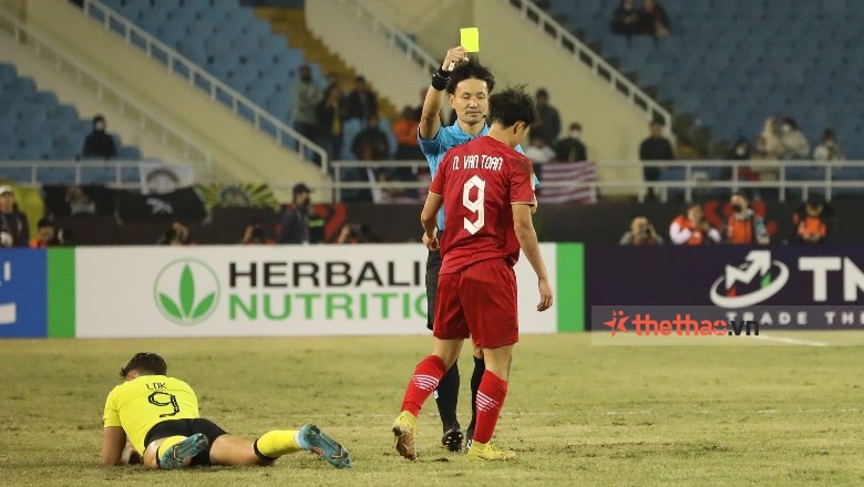 Văn Toàn nhận thẻ vàng thứ 2 rời sân ngay phút 32 trận Việt Nam gặp Malaysia - Ảnh 1