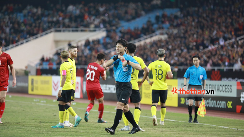 Báo Malaysia tố trọng tài Nhật Bản thiên vị, 'nghiện' thổi penalty cho Việt Nam - Ảnh 1