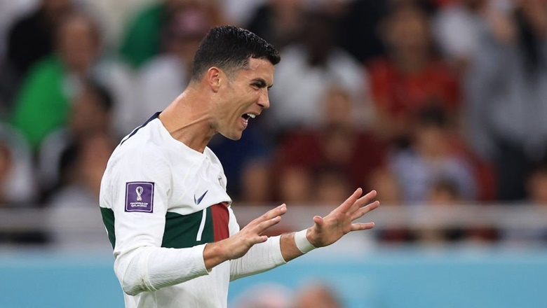CĐV MU dứt tình với Ronaldo, hô vang tên 'thần tượng mới' trong trận thắng Nottingham Forest - Ảnh 1
