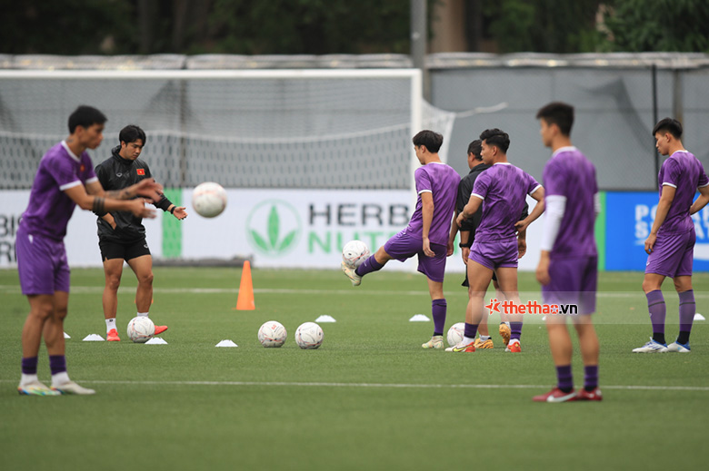 HLV Park Hang Seo kèm chặt sao Việt Nam chống đẩy tại Singapore - Ảnh 17