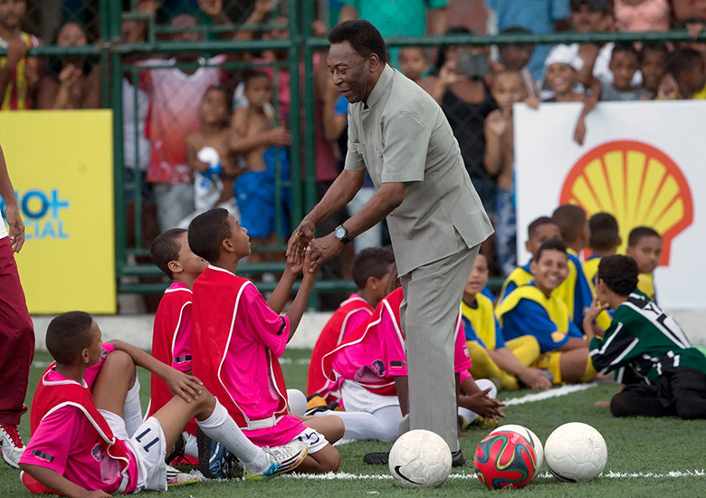 Pele, 'đại sứ' toàn cầu của bóng đá - Ảnh 1