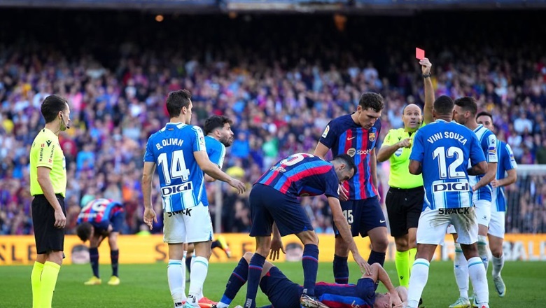 Trận Barca vs Espanyol xuất hiện 2 thẻ đỏ, 7 thẻ vàng chỉ trong vòng 10 phút - Ảnh 1