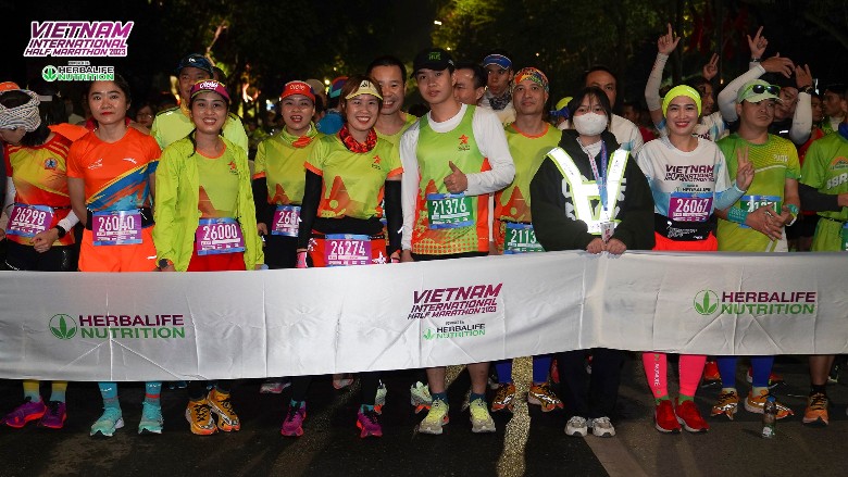Nguyễn Thị Oanh lập kỷ lục, vượt mặt VĐV Thái Lan vô địch giải Bán Marathon Quốc tế 2023 - Ảnh 1