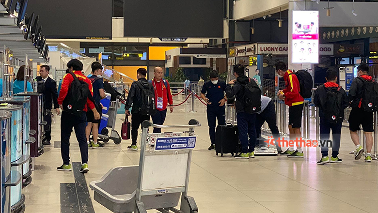 ĐT Việt Nam có mặt ở sân bay đi Indonesia ngay sau trận đấu với Myanmar - Ảnh 4