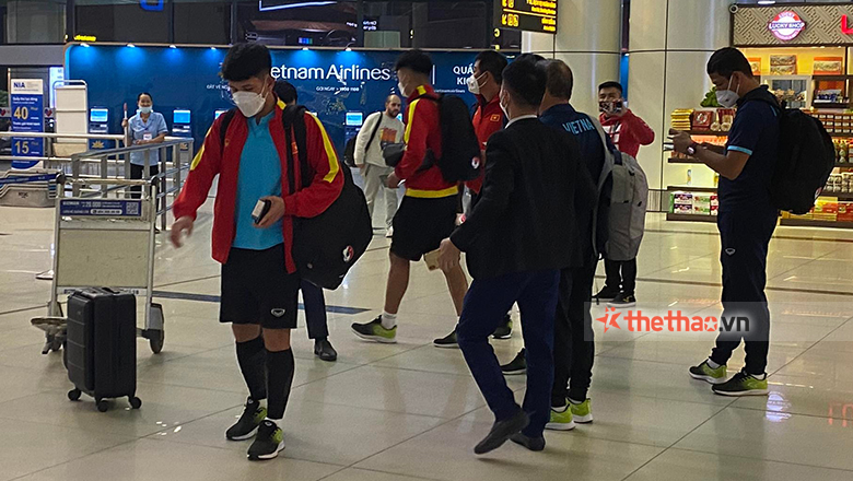 ĐT Việt Nam có mặt ở sân bay đi Indonesia ngay sau trận đấu với Myanmar - Ảnh 5