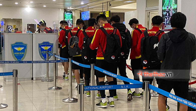 ĐT Việt Nam có mặt ở sân bay đi Indonesia ngay sau trận đấu với Myanmar - Ảnh 6